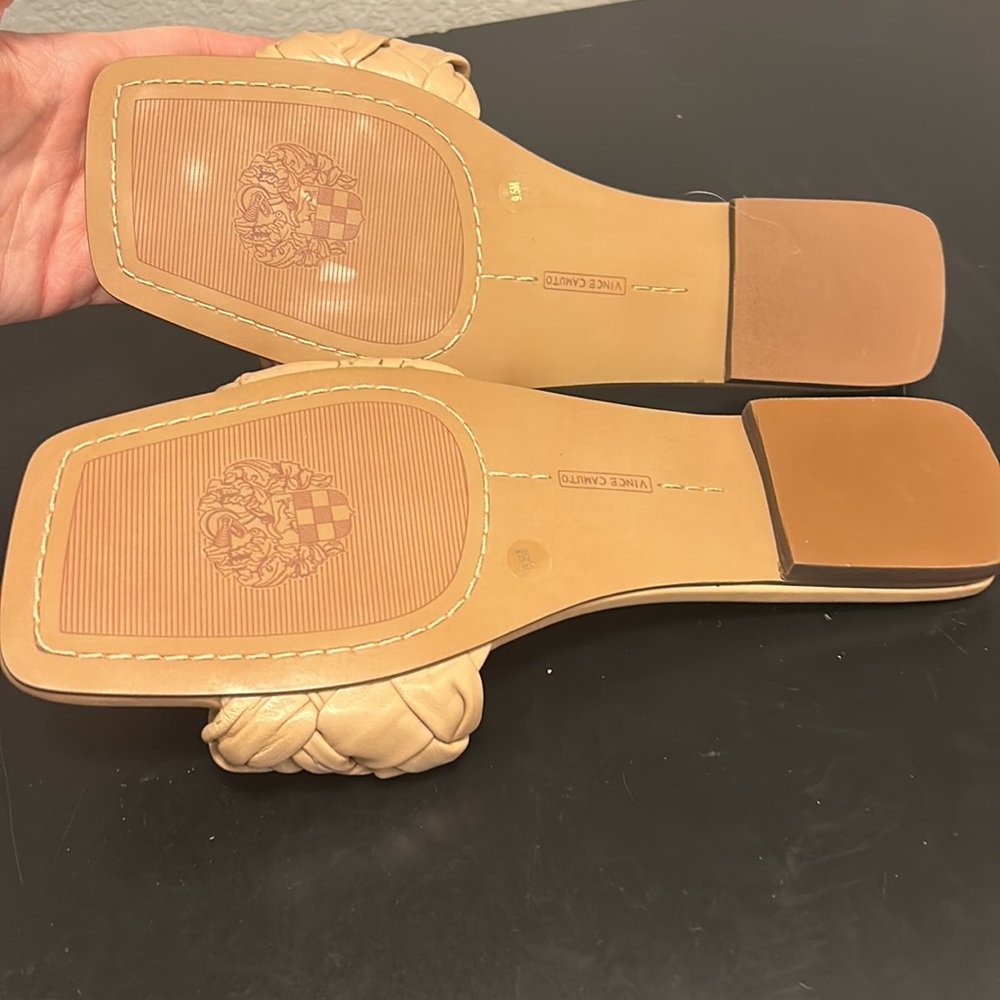 Never worn Vince Camuto slide sandals sz 9.5 - Picture 3 of 3
